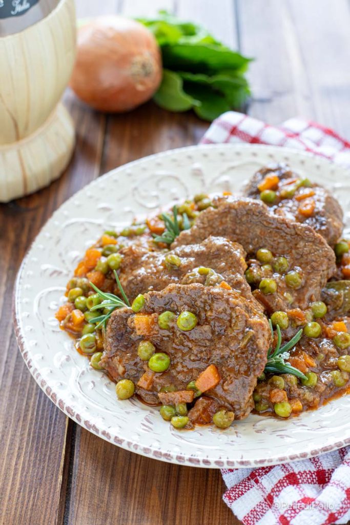 geschmortes Rindfleisch mit Erbsen