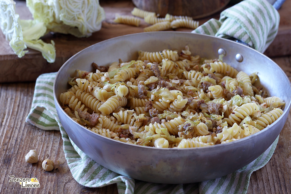 rustikale Pasta mit Wirsing und Wurst