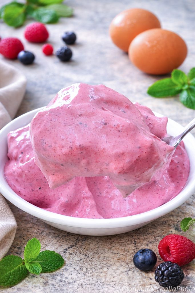 spumone mit Waldbeeren