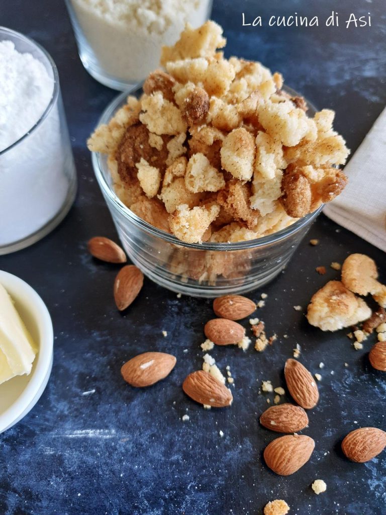 Streusel mit Reismehl, Puderzucker, Butter und Mandelmehl Nahaufnahme