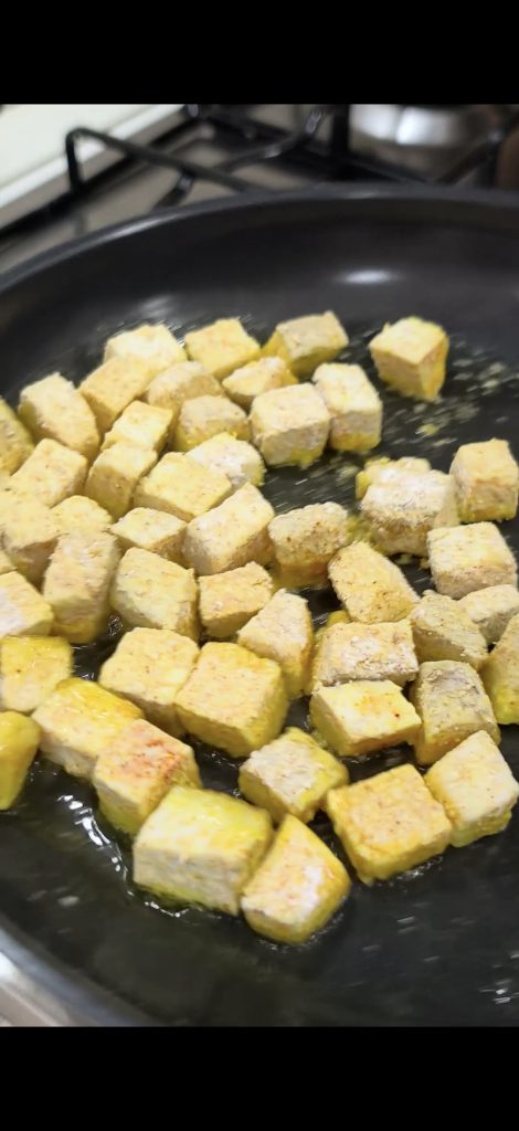 Tofuwürfel in der Pfanne anbraten
