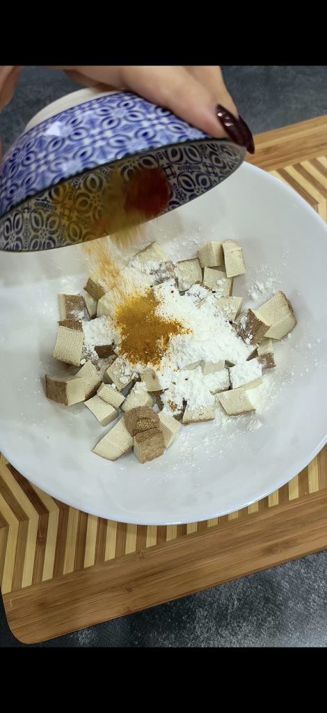 Tofu mit Maisstärke und Gewürzen würzen