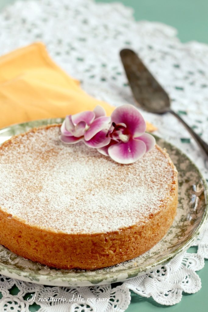 Torta Paradiso, nur Eigelbe, ganze Ansicht von oben mit einer Wolke aus Puderzucker.