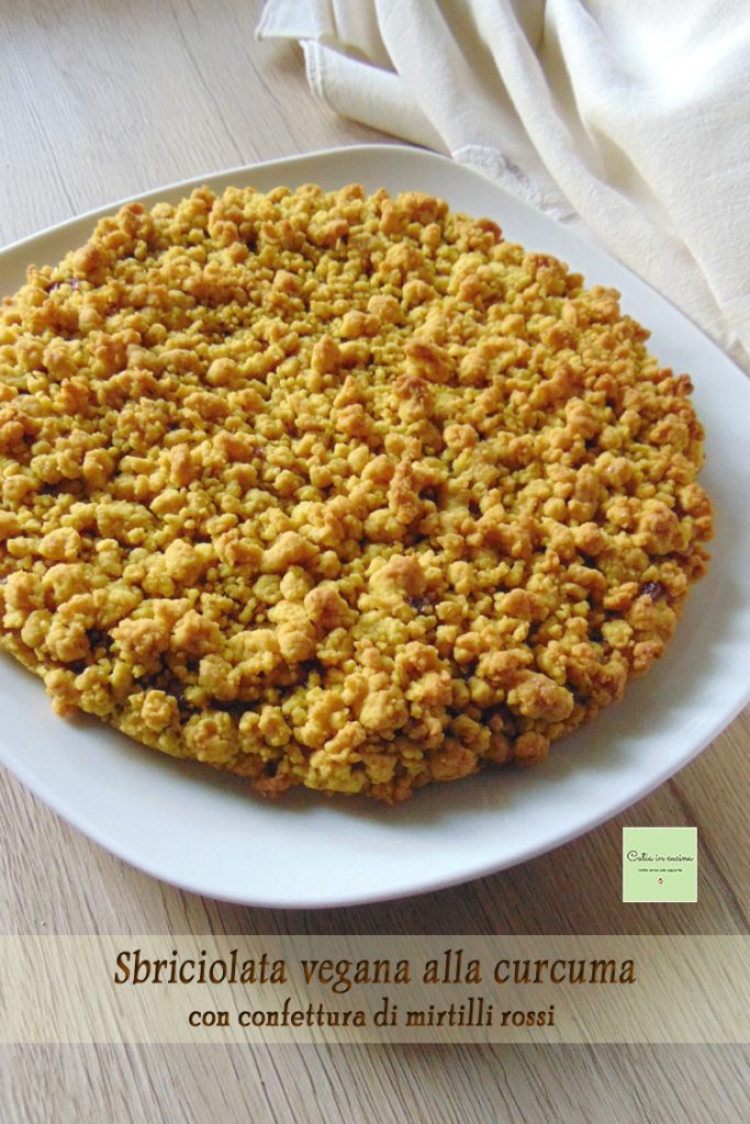 vegane Streuseltarte mit Kurkuma, gefüllt mit Cranberry-Konfitüre