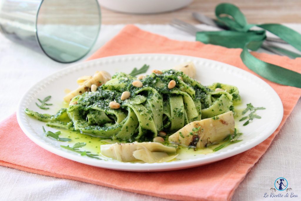 Rucola-Pesto, Pinienkerne und Artischocken
