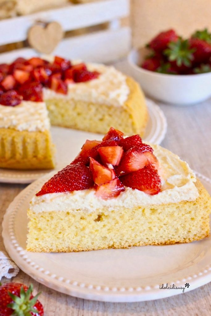 Stück weicher Erdbeertarte mit Mascarpone-Creme und frischen Erdbeeren