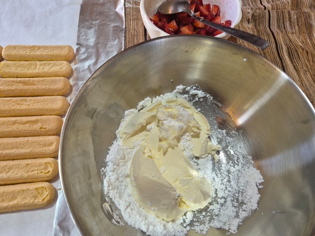 Löffelbiskuit-Rolle mit Erdbeeren – das No‑Bake‑Dessert in 15 Minuten