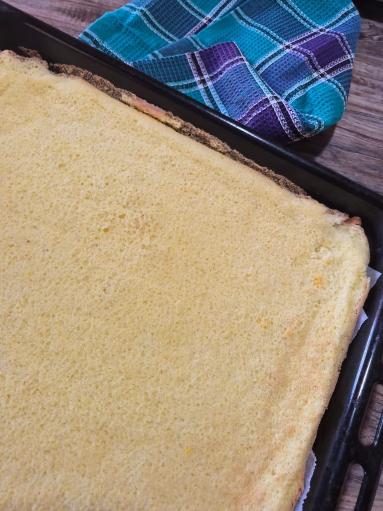 Weiche Osterrolle mit Paradiescreme – Einfach