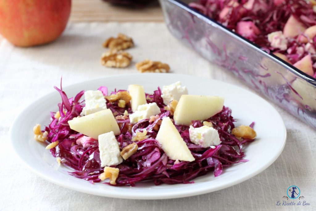 Winterlicher Salat mit Apfel, Feta und Walnüssen