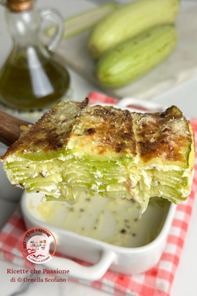 Wie man eine rohe, leichte Zucchini-Parmesan (Parmigiana) zubereitet