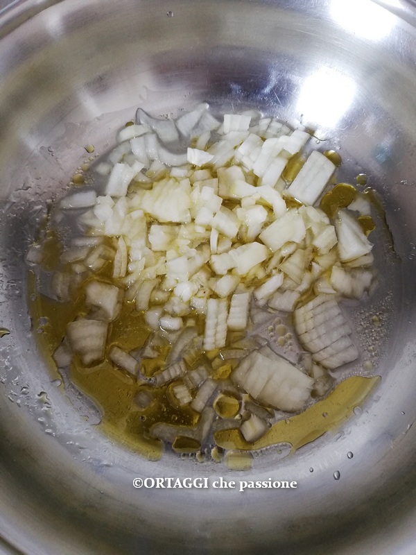 Zwiebel für das Risotto anschwitzen