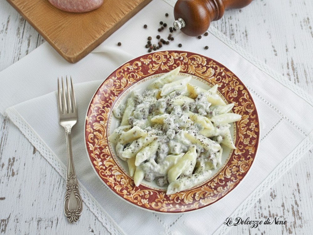 PÂTES AVEC SAUCISSE ET CRÈME