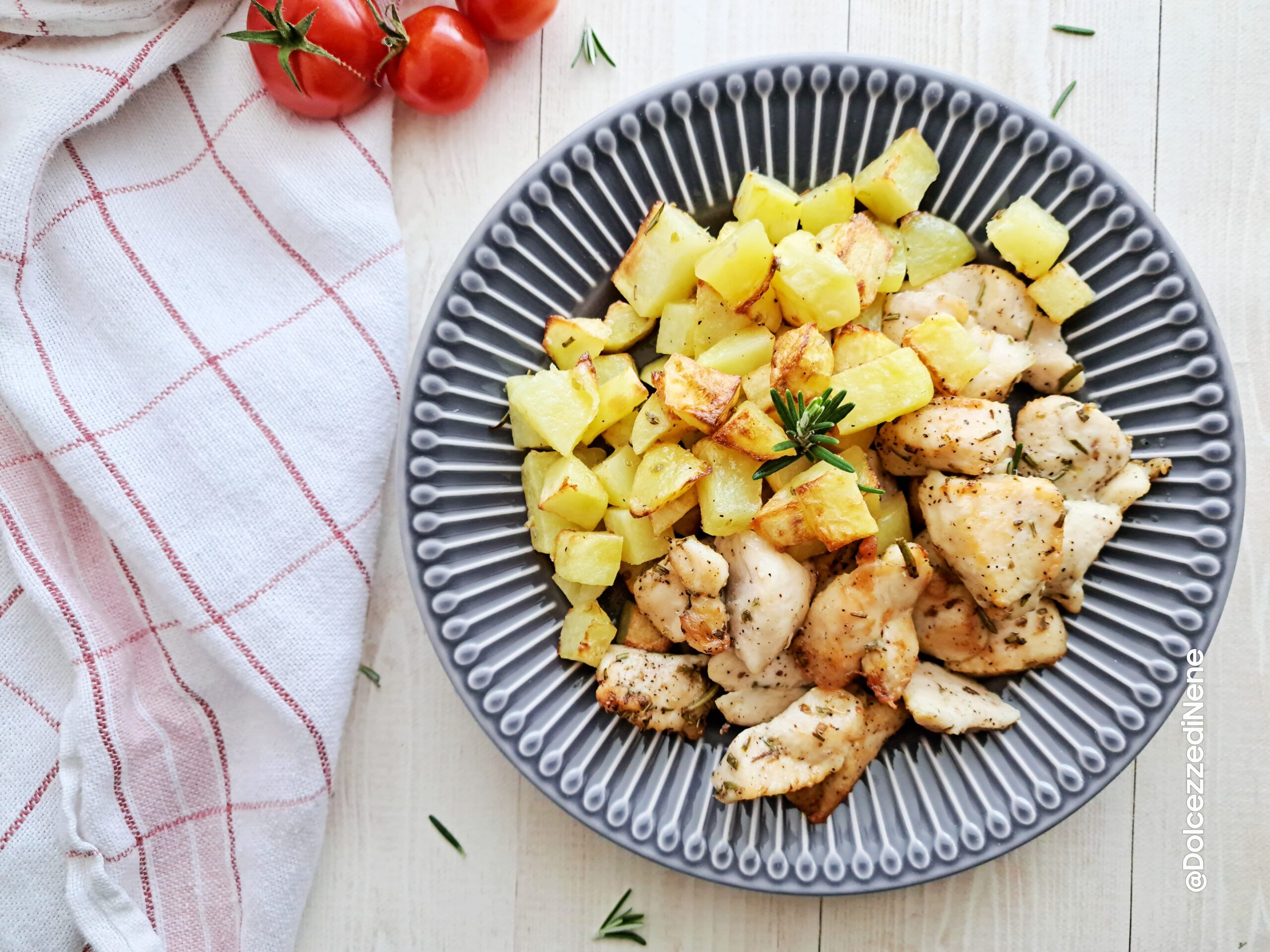 MORCEAUX DE POULET ET POMMES DE TERRE À LA FRITEUSE À AIR