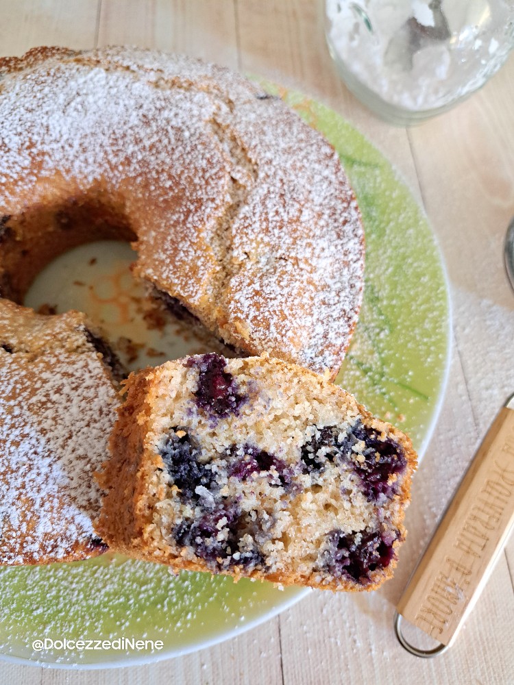 Gâteau couronne semi-complète avec myrtilles
