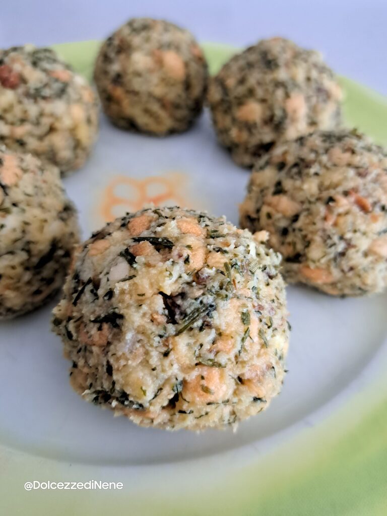 Canederli de pain aux herbes en bouillon