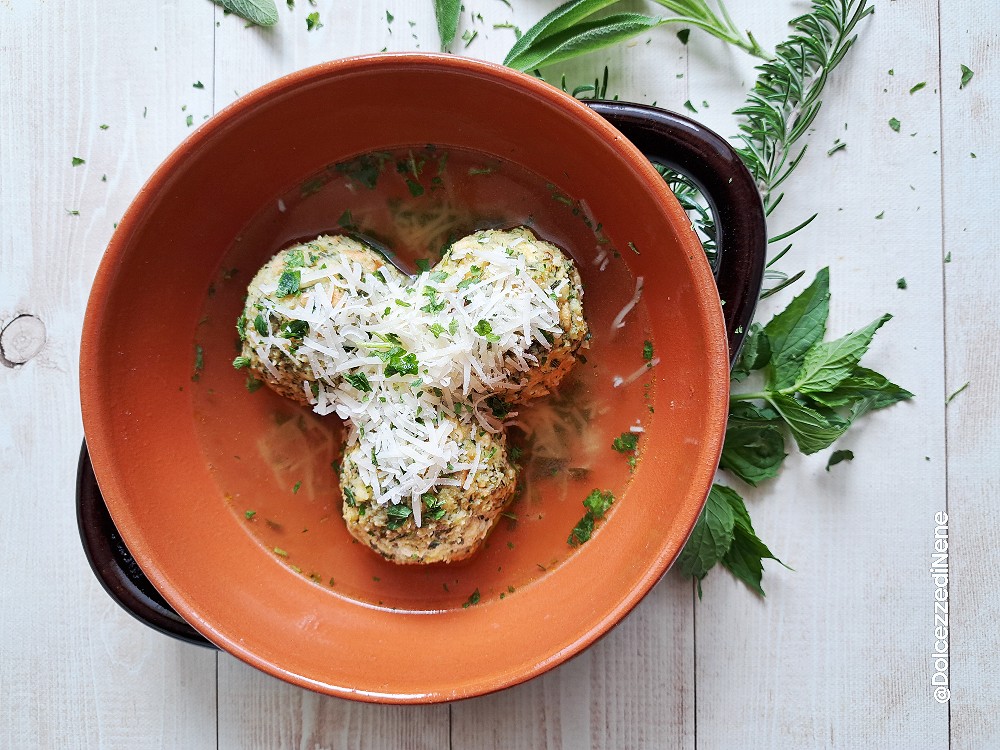 CANEDERLI DE PAIN AUX HERBES EN BOUILLON