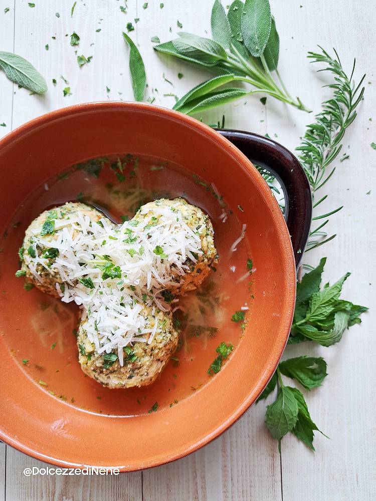 Canederli de pain aux herbes en bouillon