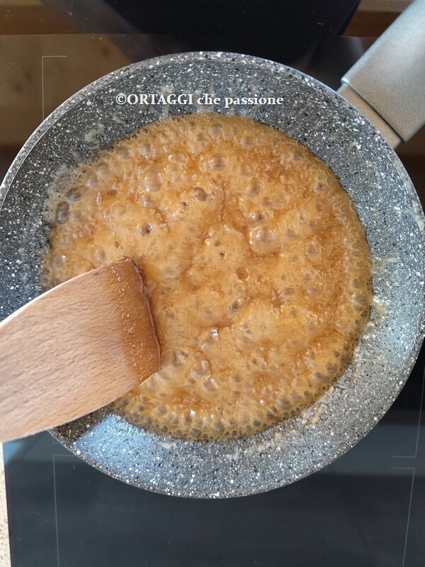 caraméliser le sucre de canne et le beurre