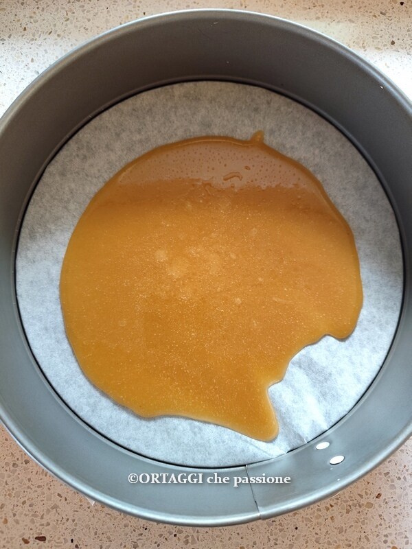 verser le caramel dans le moule tapissé
