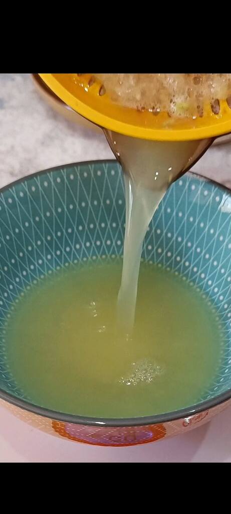Nous pressons les citrons pour en extraire le jus