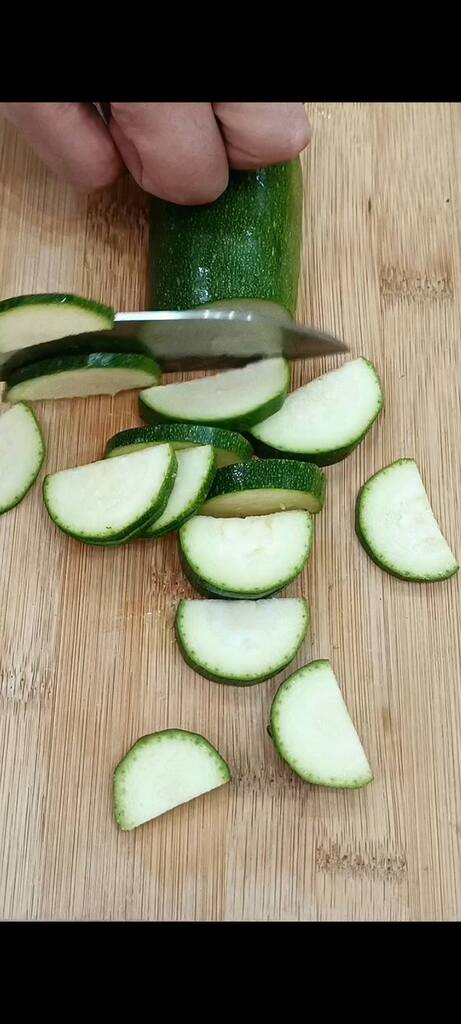 Nous coupons les courgettes en rondelles