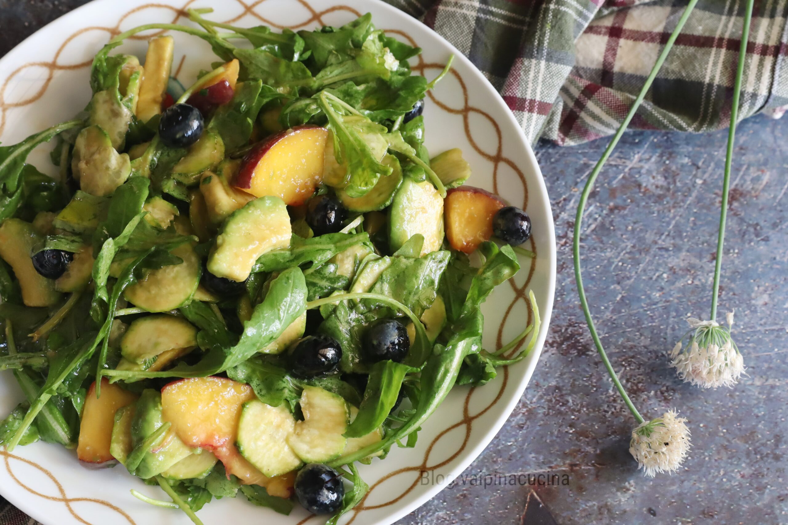 Roquette myrtilles et avocat
