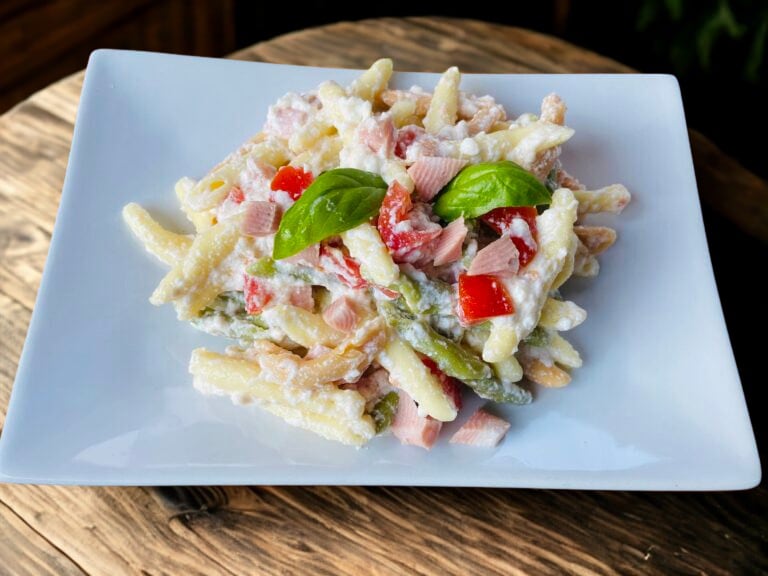Pâtes froides à la ricotta, mortadelle et tomates cerises