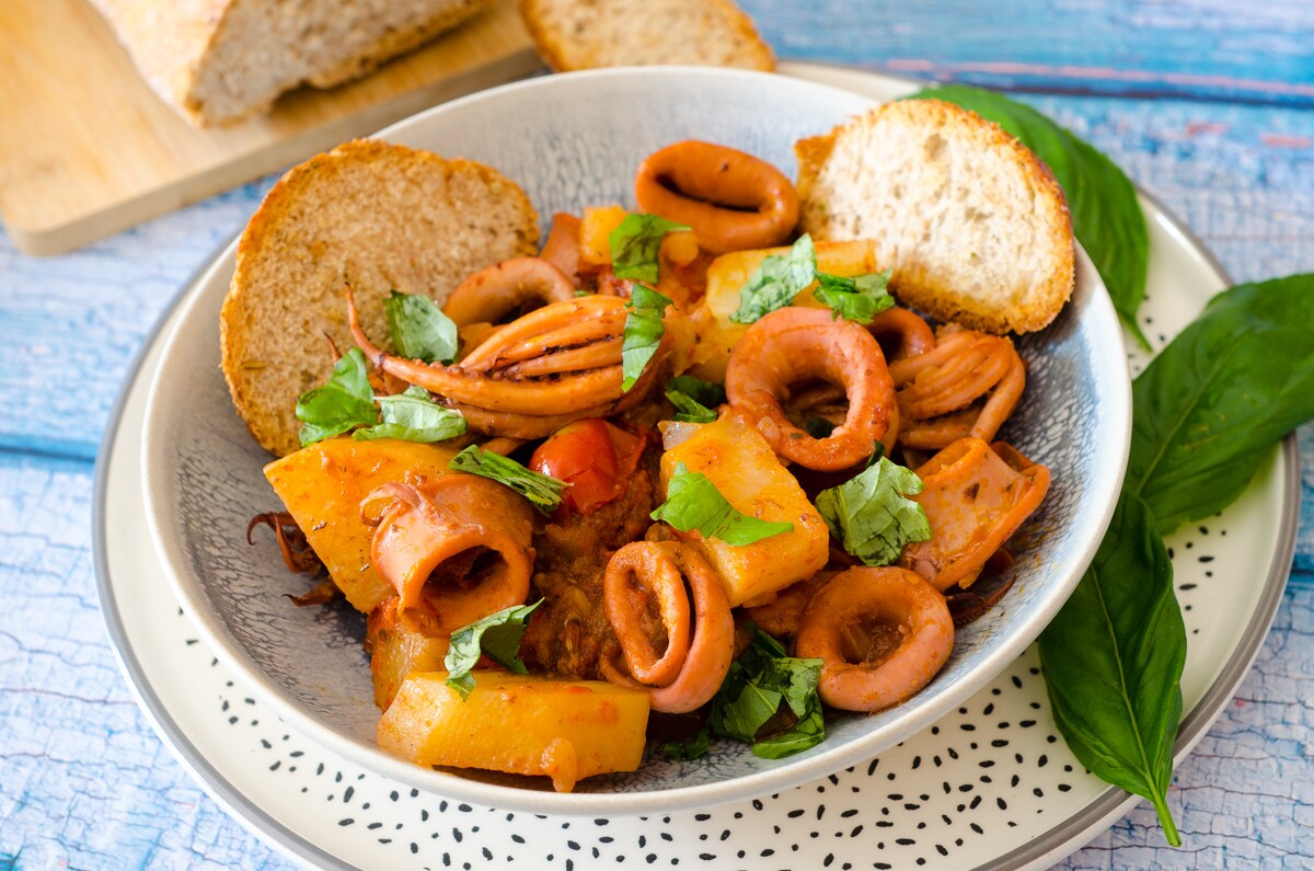 Calmars avec pommes de terre et tomates cerises en ragoût