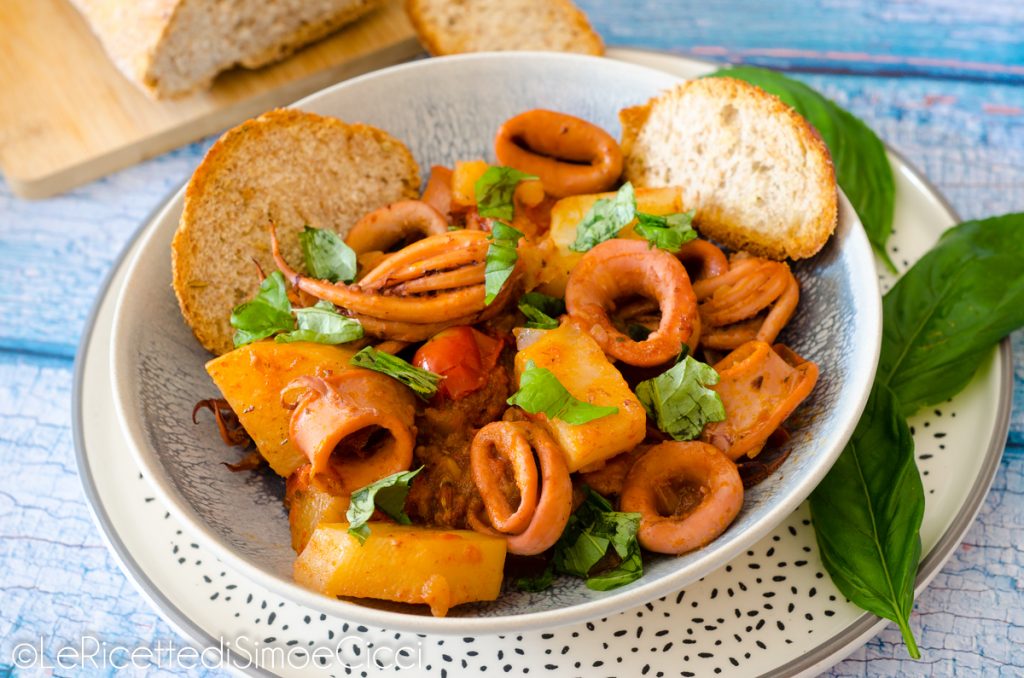 Calmars avec pommes de terre et tomates cerises en ragoût