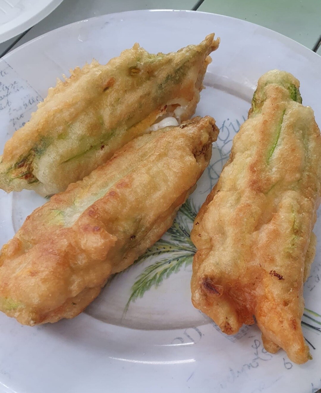 Fleurs de courgette en beignet frites