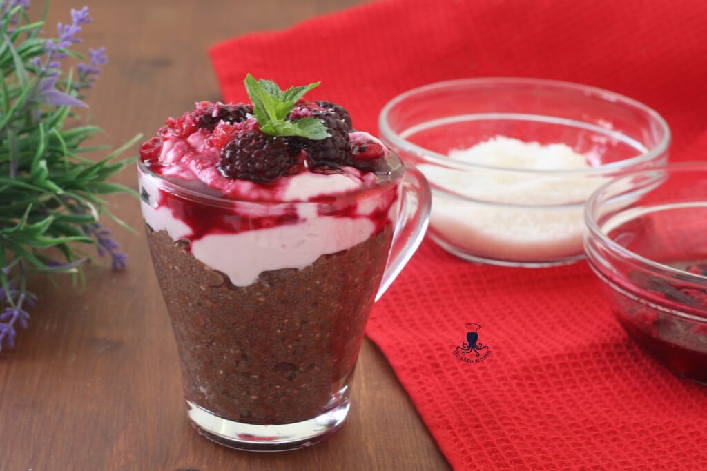 Chia pudding au chocolat et fruits rouges1