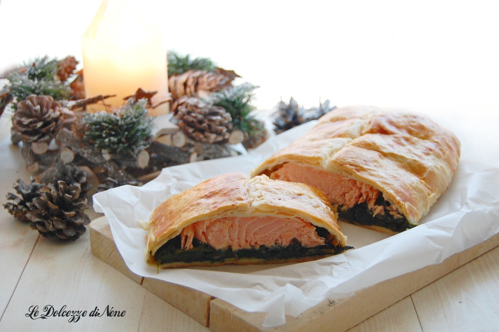 FILET DE SAUMON EN CROÛTE DE PÂTE FEUILLETÉE AVEC ÉPINARDS