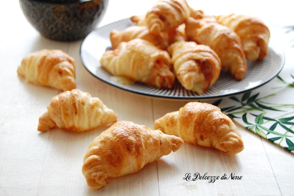 CROISSANTS DE PÂTE FEUILLETÉE AU SAUMON DANS UNE FRITEUSE À AIR