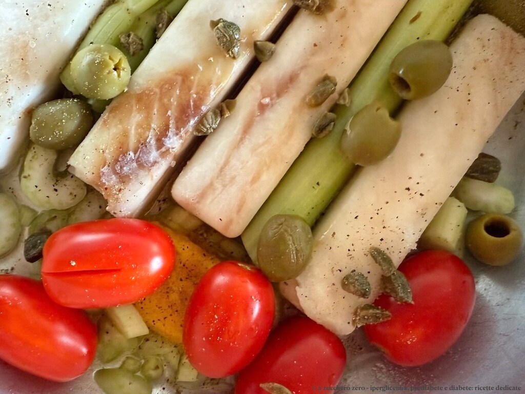 Filets de cabillaud légers à la poêle avec tomates cerises, câpres et olives