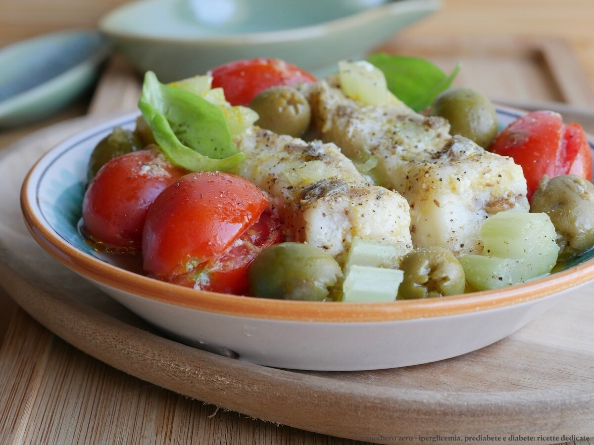 Filets de cabillaud légers à la poêle avec tomates cerises, câpres et olives