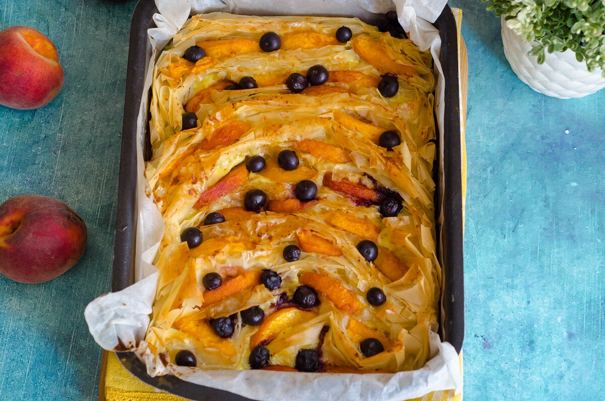 Gâteau filo aux pêches et myrtilles