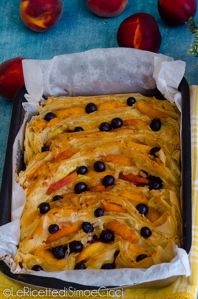 Gâteau filo aux pêches et myrtilles