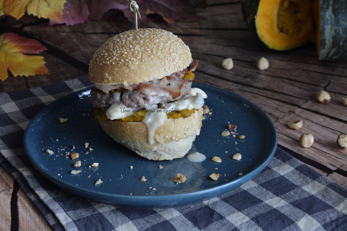 Hamburger avec bacon, gorgonzola et potiron