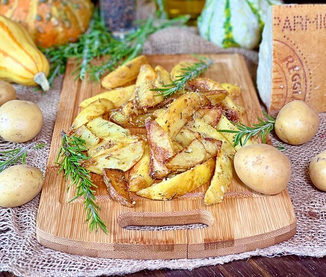 POMMES DE TERRE DANS LA FRITEUSE À AIR