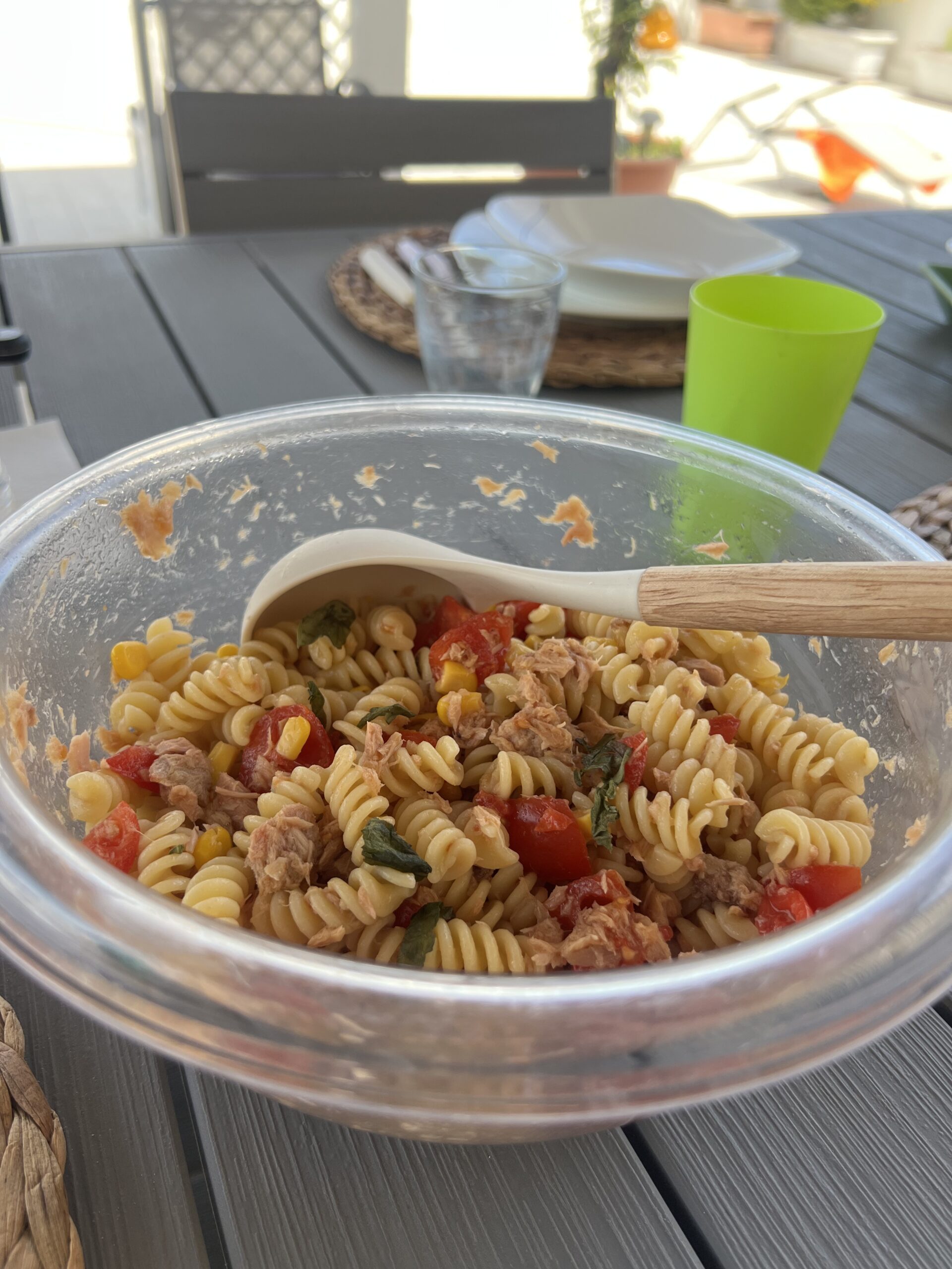 Salade de pâtes au thon et tomates cerises