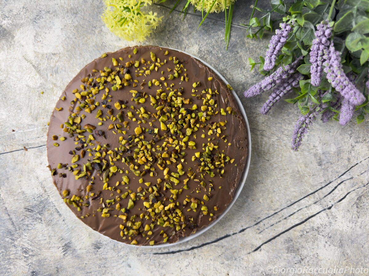 Gâteau au chocolat avec éclats de pistache