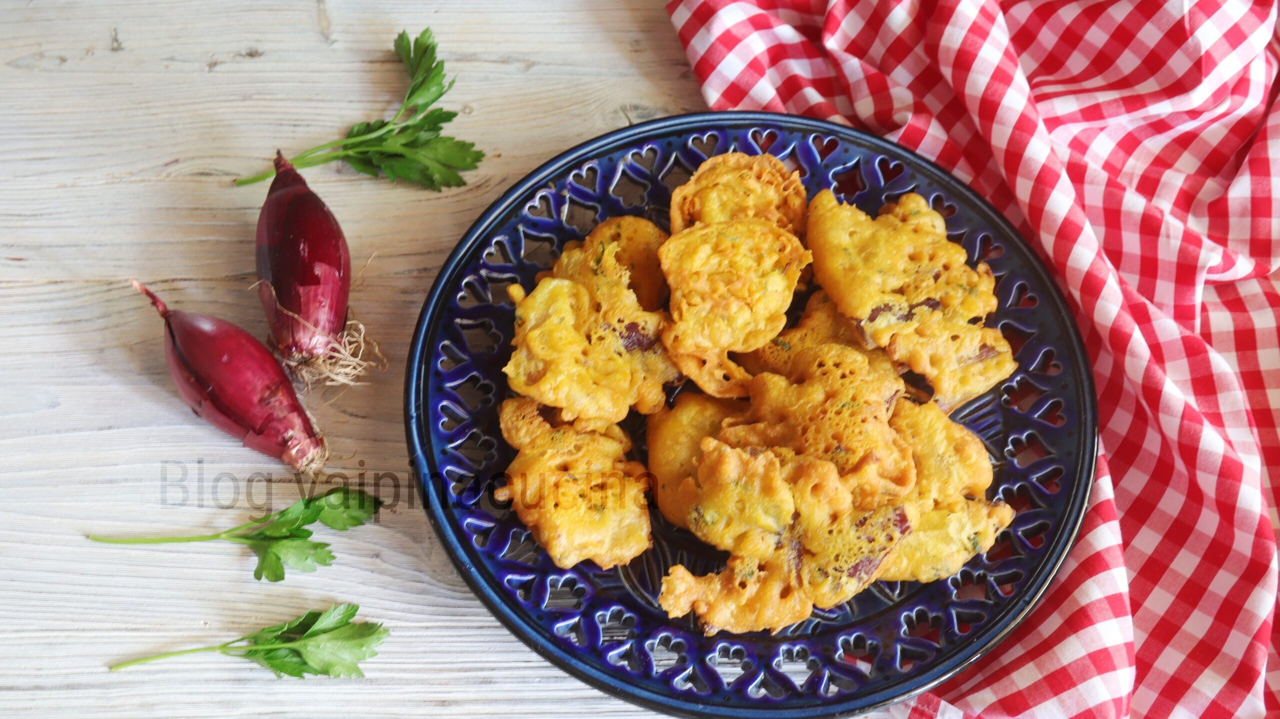 Beignets d’oignons (onion bhajis)