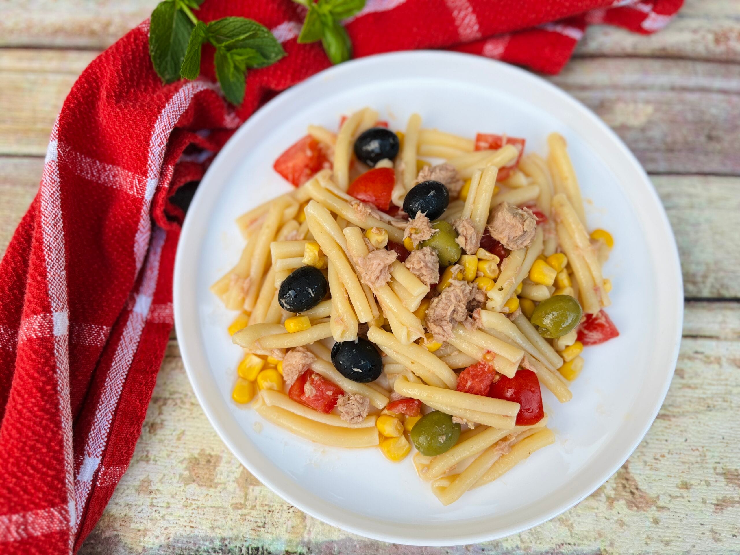 Salade de pâtes avec thon maïs olives et tomates cerises