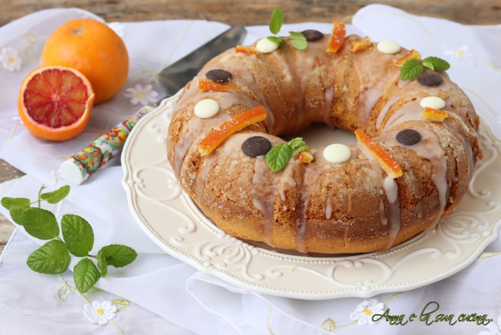 Gâteau au glaçage à l'orange sanguine