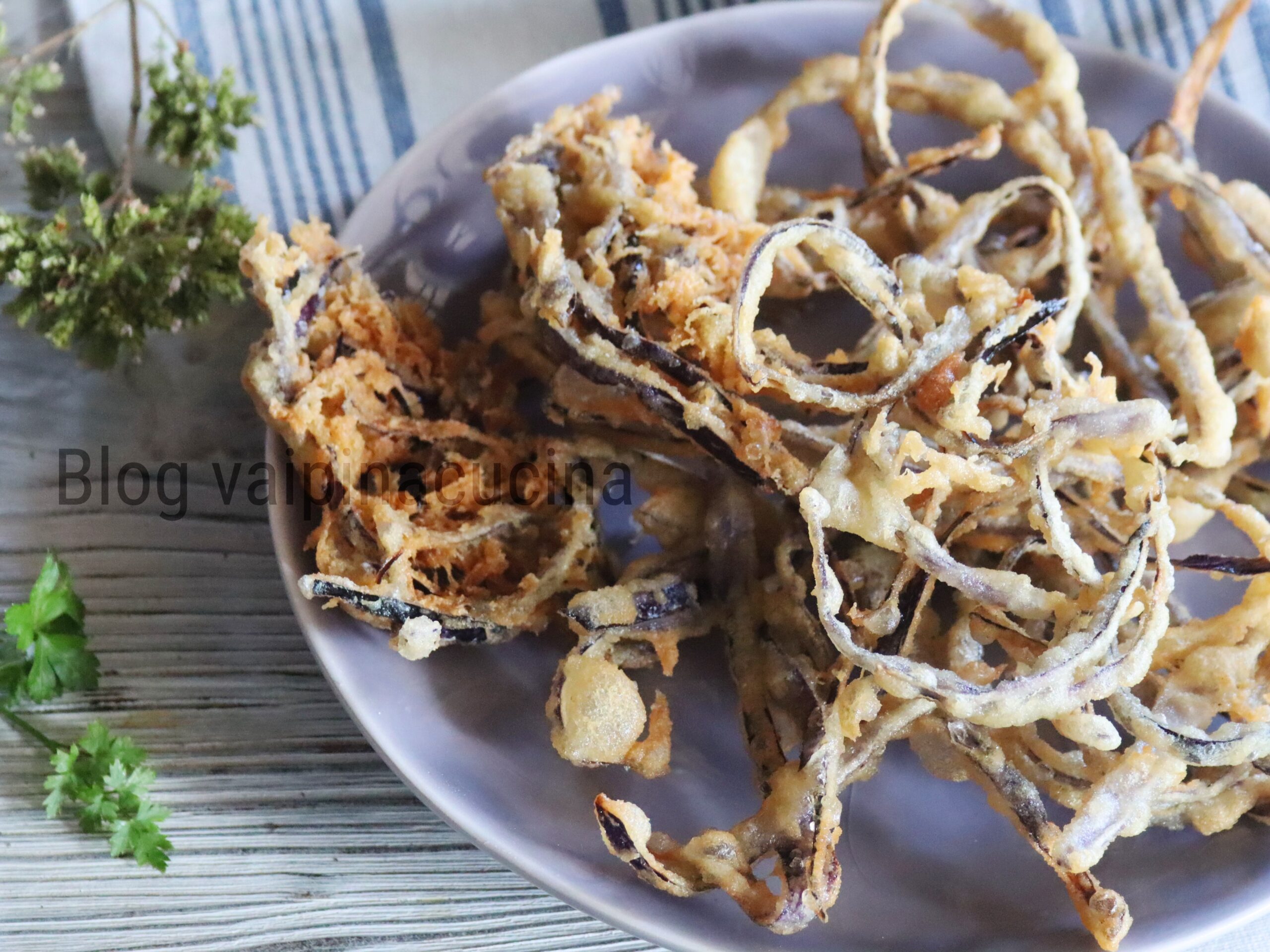 Peaux d’aubergine en pâte à frire