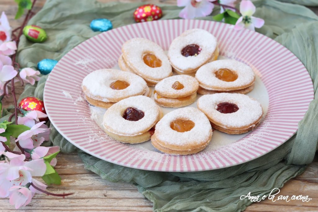 Biscuits œuf de Pâques sans lactose avec confiture