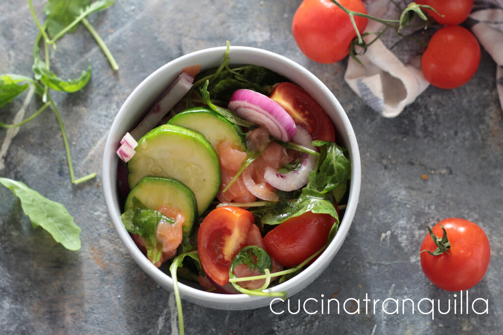 Salade de courgettes et saumon cuites au micro-ondes