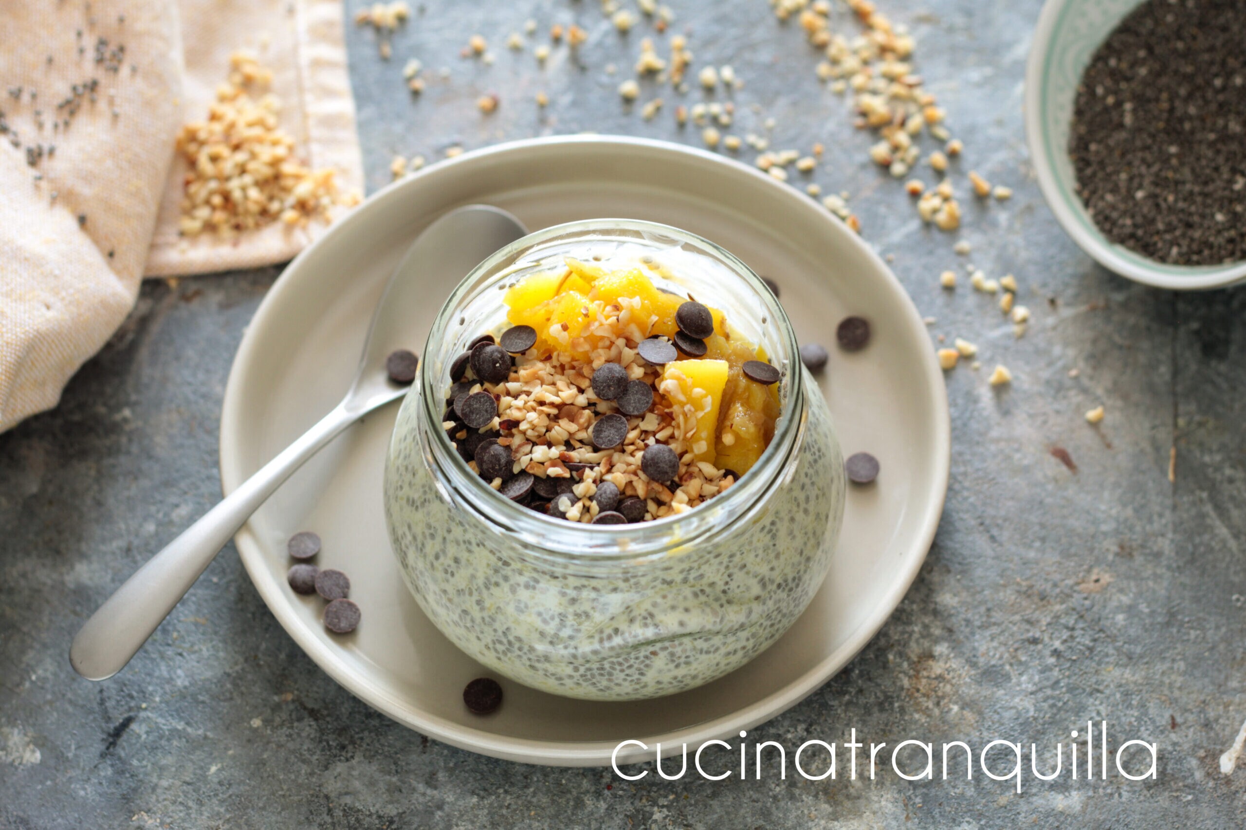 Pudding de chia à la mangue et pépites de chocolat