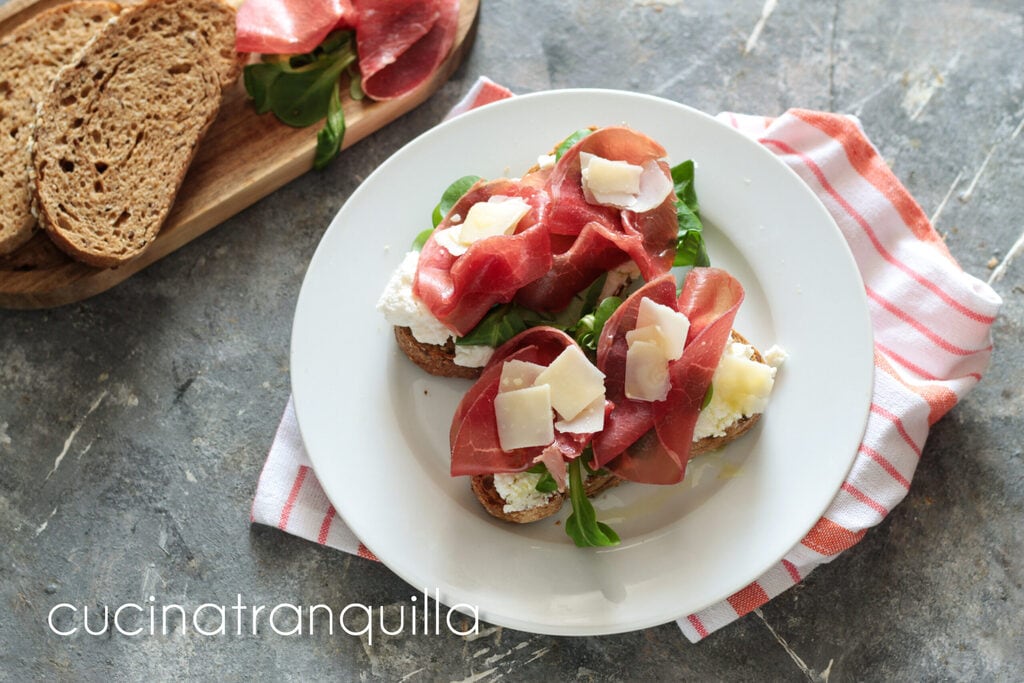 Bruschettes à la ricotta avec bresaola et parmesan