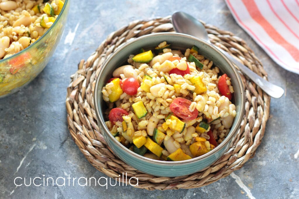 Salade d'orge avec courgettes au curcuma